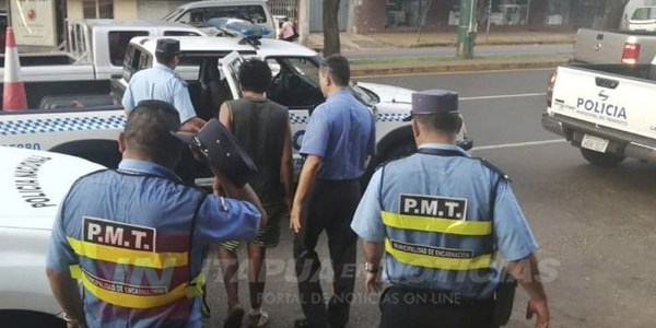 SORPRENDEN A JOVEN LIMPIAPARABRISAS AGRESIVO Y LO DETIENEN.