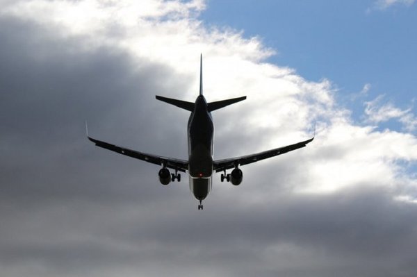 UN AVIÓN DE PASAJEROS SE ESTRELLA EN AFGANISTÁN Y NO DEJA SUPERVIVIENTES