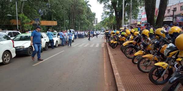 Taxistas se movilizan en CDE contra MUV y Uber