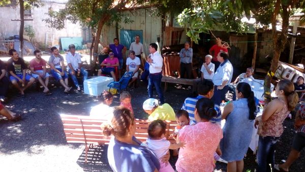 Derlis Cañete visita barrios esteños y presenta propuestas a moradores