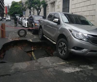 Cráter “se traga” una camioneta en el centro de Asunción - ADN Paraguayo