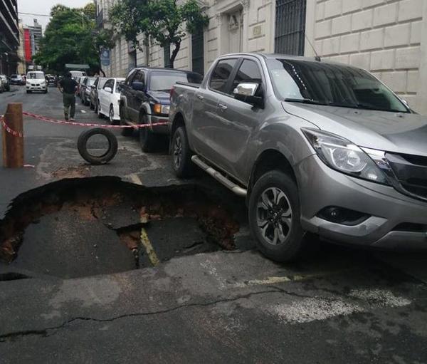 Cráter “se traga” una camioneta en el centro de Asunción - ADN Paraguayo