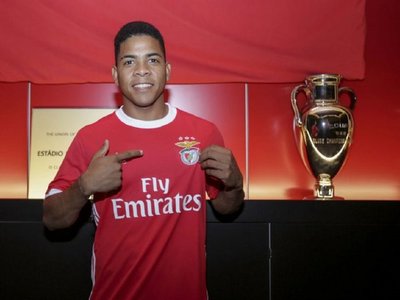 Benfica presenta a su refuerzo paraguayo