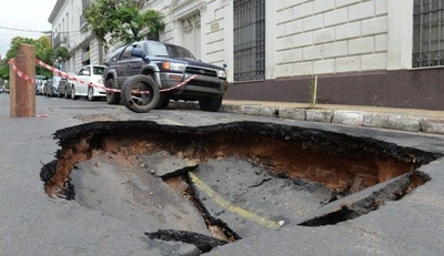 HOY / Municipalidad se hace cargo del cráter que apareció tras tormenta: culpan a "pérdidas" en cañerías