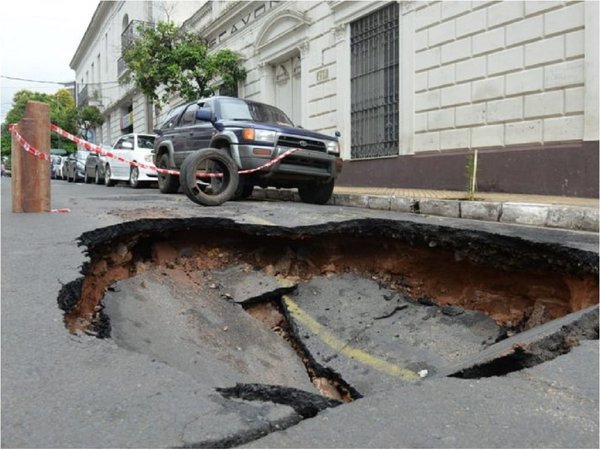 Municipalidad de Asunción interviene calles dañadas tras el temporal