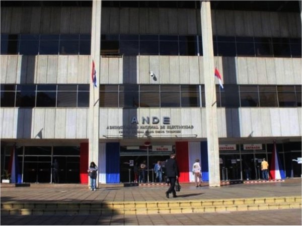 ANDE invirtió solo 50% de su plan, pero funcionarios exigen beneficios