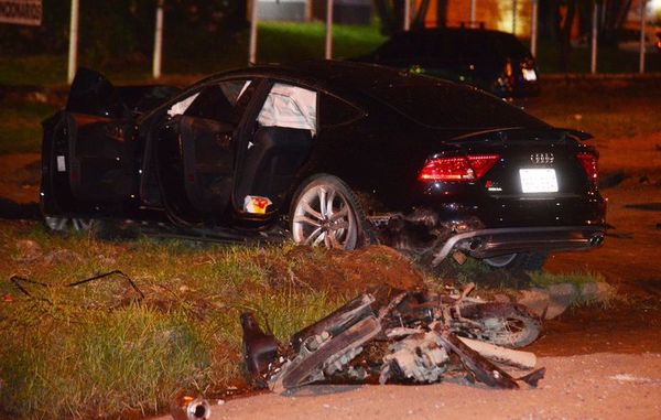 Motociclistas mueren al ser embestidos en la Av. Perón - Judiciales y Policiales - ABC Color