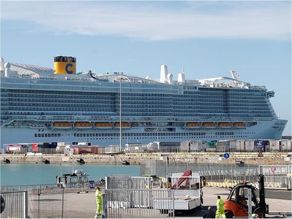 Pasajeros de crucero desembarcan tras descartarse coronavirus