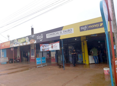 Seis motochorros toman por asalto una casa comercial y roban dinero