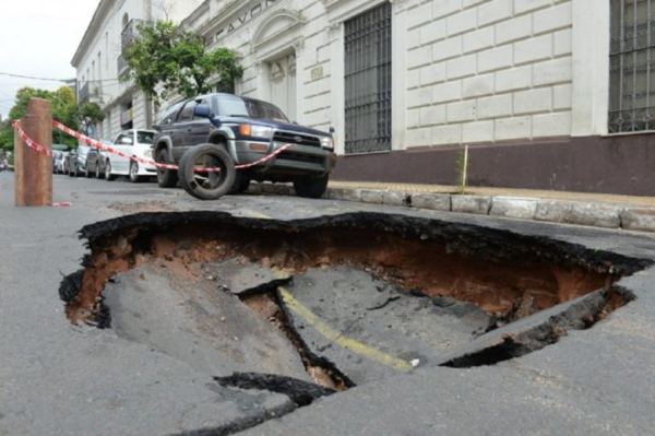 Unos 300 nuevos baches aparecieron en Asunción tras el temporal