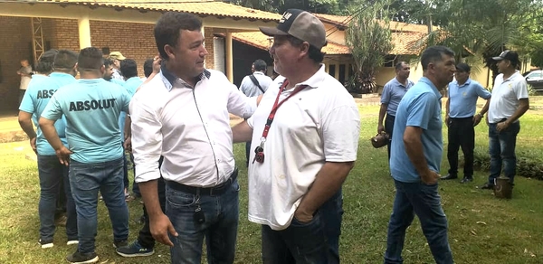 Derlis Cañete se solidariza con taxistas de Ciudad del Este