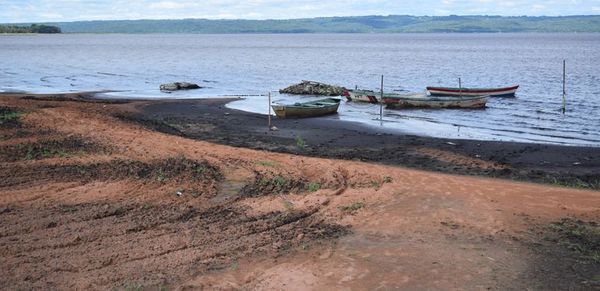 Mades y MOPC se tiran la pelota mientras lago Ypacaraí sigue descendiendo - Nacionales - ABC Color