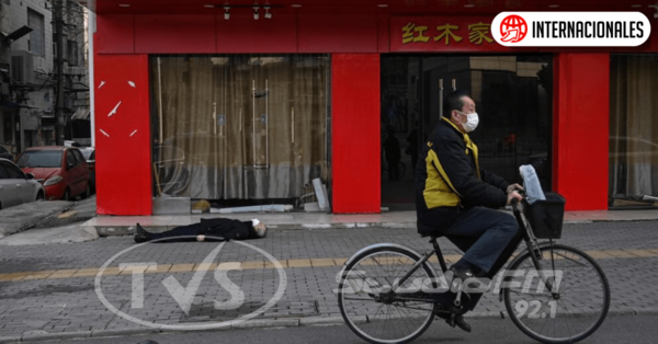 Un hombre yace muerto en medio de la calle: la imagen que captura la crisis del coronavirus de Wuhan