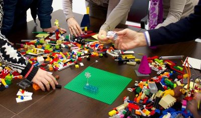 Piezas de Lego forman compromisos duraderos