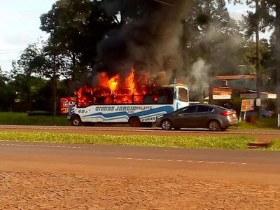 Bus arde en llamas, en pleno trayecto - ABC en el Este - ABC Color