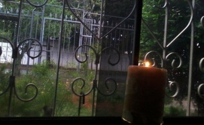 Dejó vela encendida y murió asfixiado