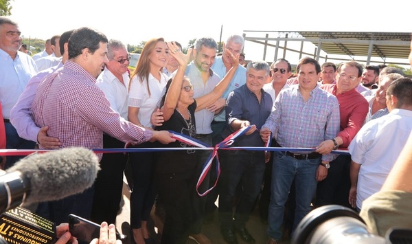Presidente inaugura nuevo tramo que une Paraguarí con Pirayu.