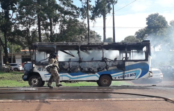 Bus de transporte publico arde en llamas en pleno servicio   - Noticde.com