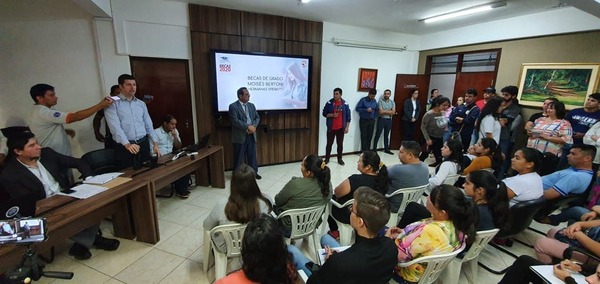 Gobernación de Alto Paraná adjudicará G. 1.800 millones para becas de grados