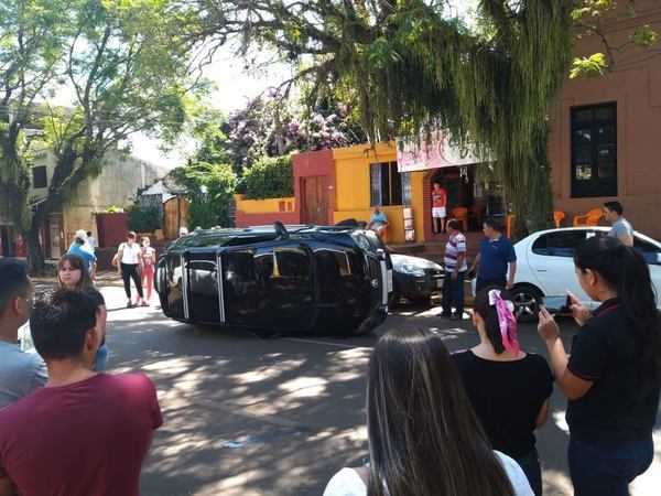 VUELCO DE VEHÍCULO EN PLENO CENTRO DE ENCARNACIÓN.
