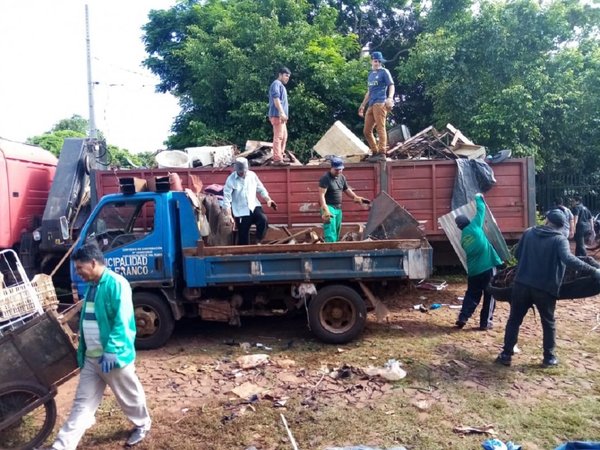Presidente Franco: Allanan vivienda y recogen camionadas de basura
