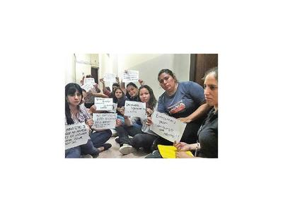Niñez deja en vilo el contrato de quienes realizaron concurso