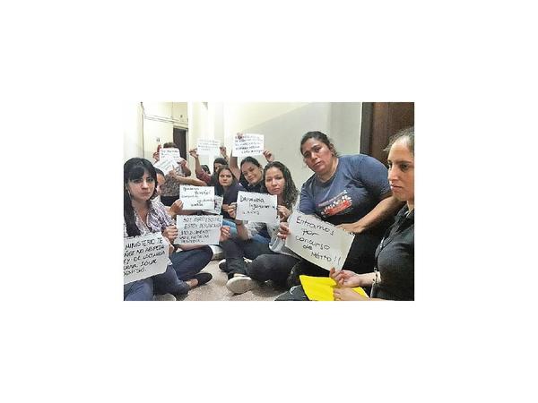 Niñez deja en vilo el contrato de quienes realizaron concurso