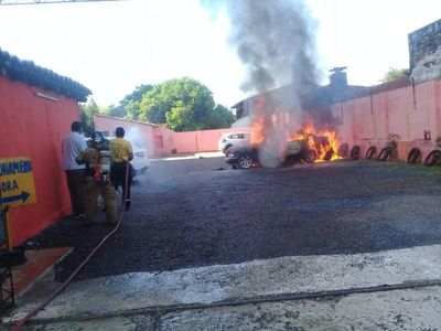 Automóvil se incendia en estacionamiento  - Nacionales - ABC Color
