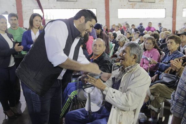 Ñemby entregó tarjetas de pensión alimentaria a 319 abuelos