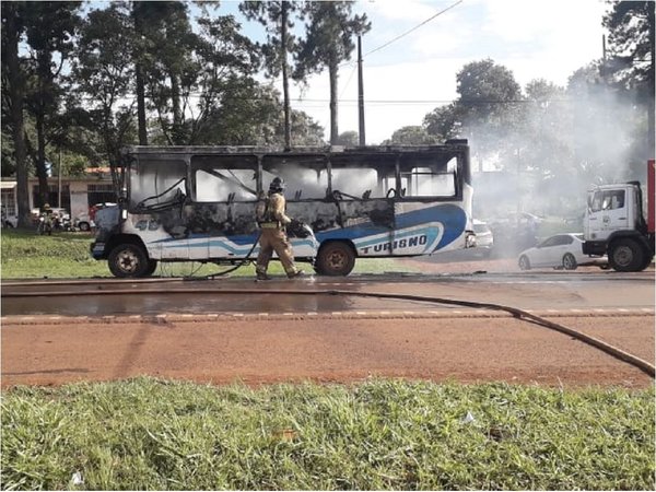 Bus arde en plena vía pública en Ciudad del Este