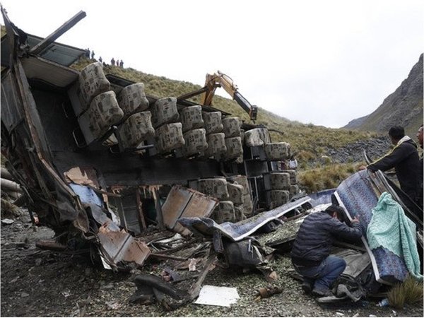 Al menos 15 fallecidos deja caída de autobús por un barranco en Bolivia