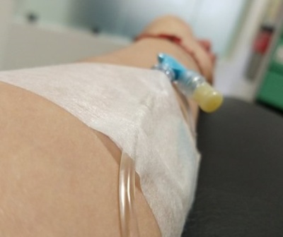 Sus amigas la sorprenden tras terminar con su tratamiento contra el cáncer