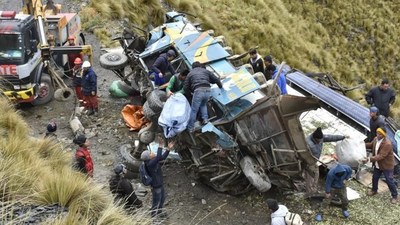 Al menos 15 muertos y 14 heridos al caer un autobús a un barranco en Bolivia » Ñanduti