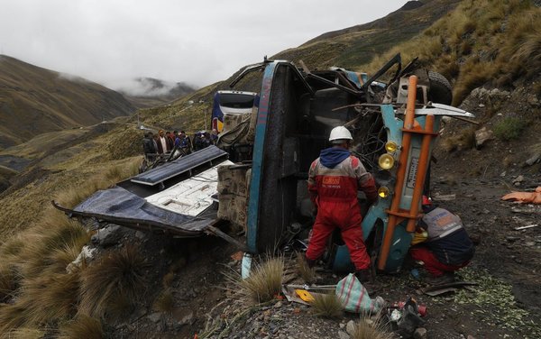 Al menos 15 personas mueren en accidente vial en Bolivia tras caída de bus por barranco