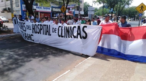 HOY / En Clínicas hablan de huelga si les recortan beneficios que están en contrato colectivo