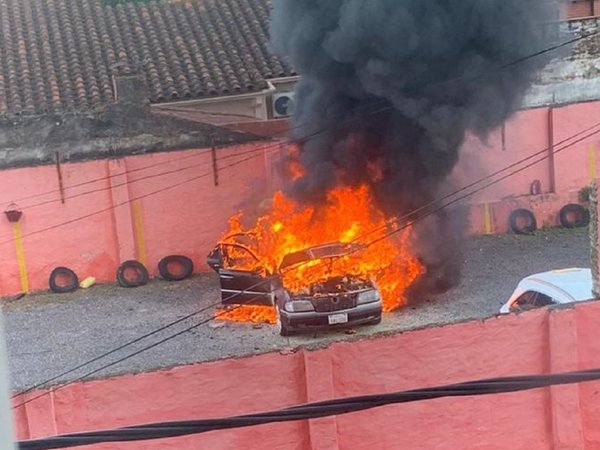 Vehículo en llamas en un estacionamiento de Asunción