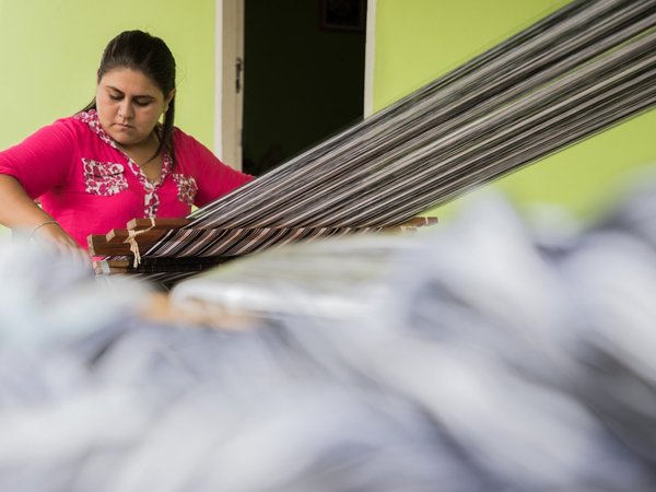 Mujeres preservan de la extinción el poncho de 60 listas