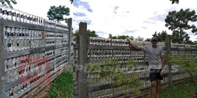 CONSTRUYÓ UNA MURALLA CON BOTELLAS RECICLADAS EN 15 DÍAS
