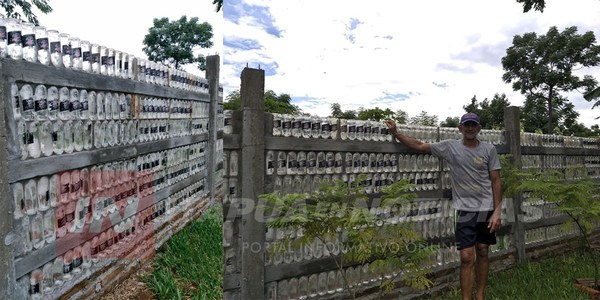 CONSTRUYÓ UNA MURALLA CON BOTELLAS RECICLADAS EN 15 DÍAS