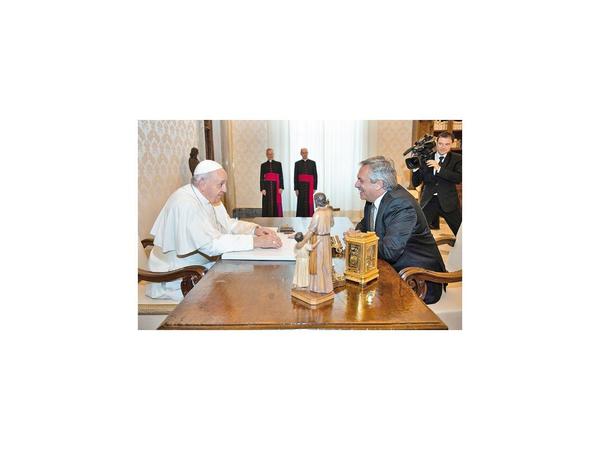 El Papa habla con el presidente argentino de deuda y pobreza