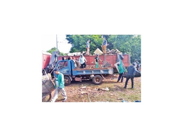 Recogen dos camionadas de basura de vivienda franqueña