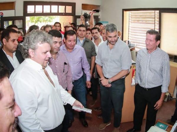 Inauguran mejoras en hospitales y dan aportes - Política - ABC Color