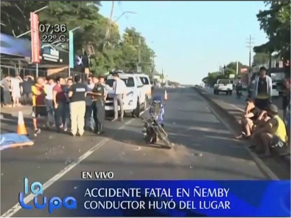 Aplastó a motocilista contra otro vehículo y huyó