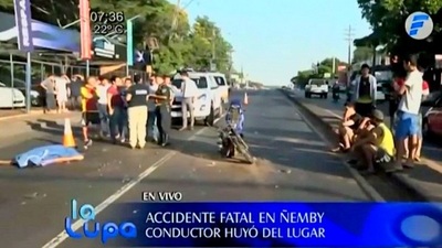 Aplastó a motociclista contra otro vehículo y huyó