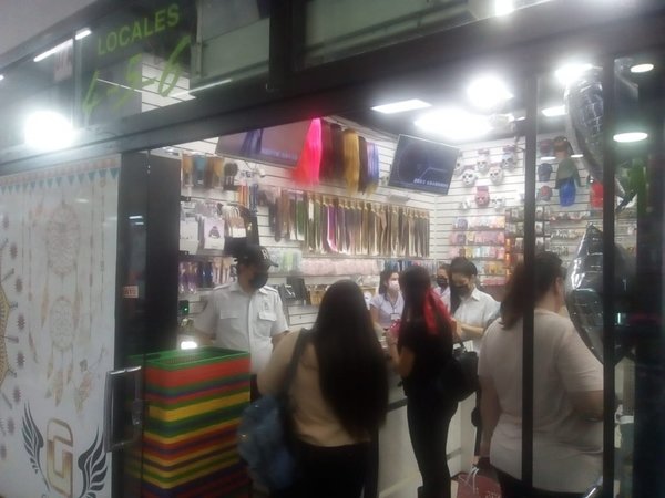 Usan tapabocas en el Mercado 4