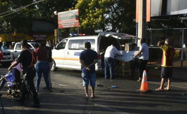 Motociclista muere tras ser arrollado mientras esperaba en el semáforo