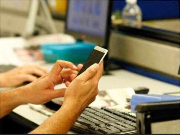 ¿Pueden despedirte por usar el celu en el trabajo?