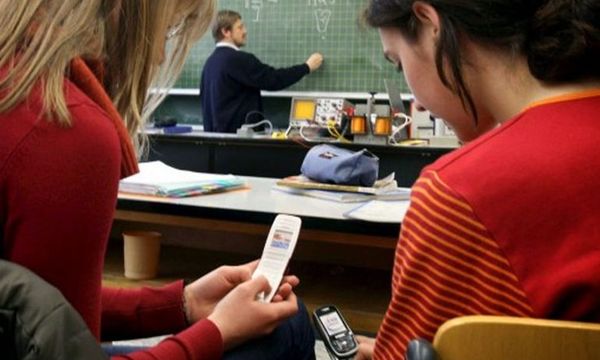 En un océano de problemas, el MEC prioriza evitar el uso de celulares - Periodismo Joven - ABC Color