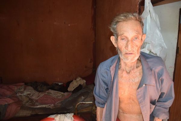 Anciano vive en la miseria y su hijo hasta le robó su pensión - Nacionales - ABC Color