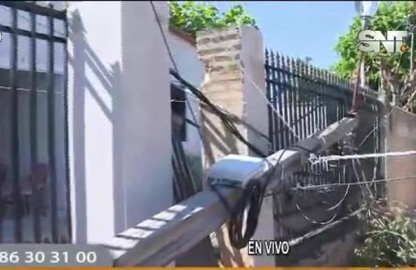 Denuncian la caída de una columna de la ANDE en Barrio María Auxiliadora - SNT